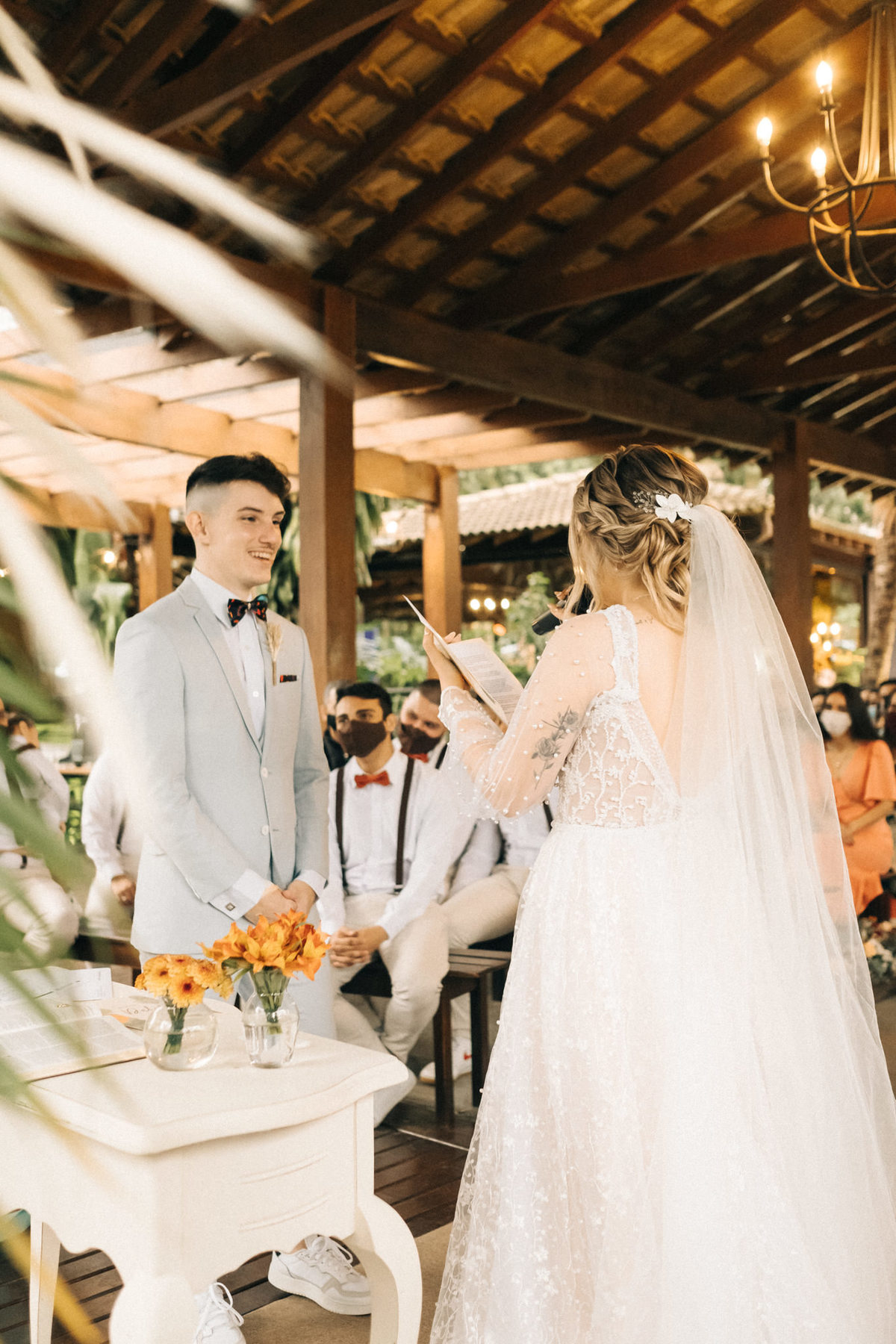 casamento diurno de dia gramado taubate sao Paulo casa giardino Mogi das Cruzes  espaço verde vale alva fotografia vestido fluído por do sol Maison decorações boho ensaio de casal casamento emocionante troca de votos 