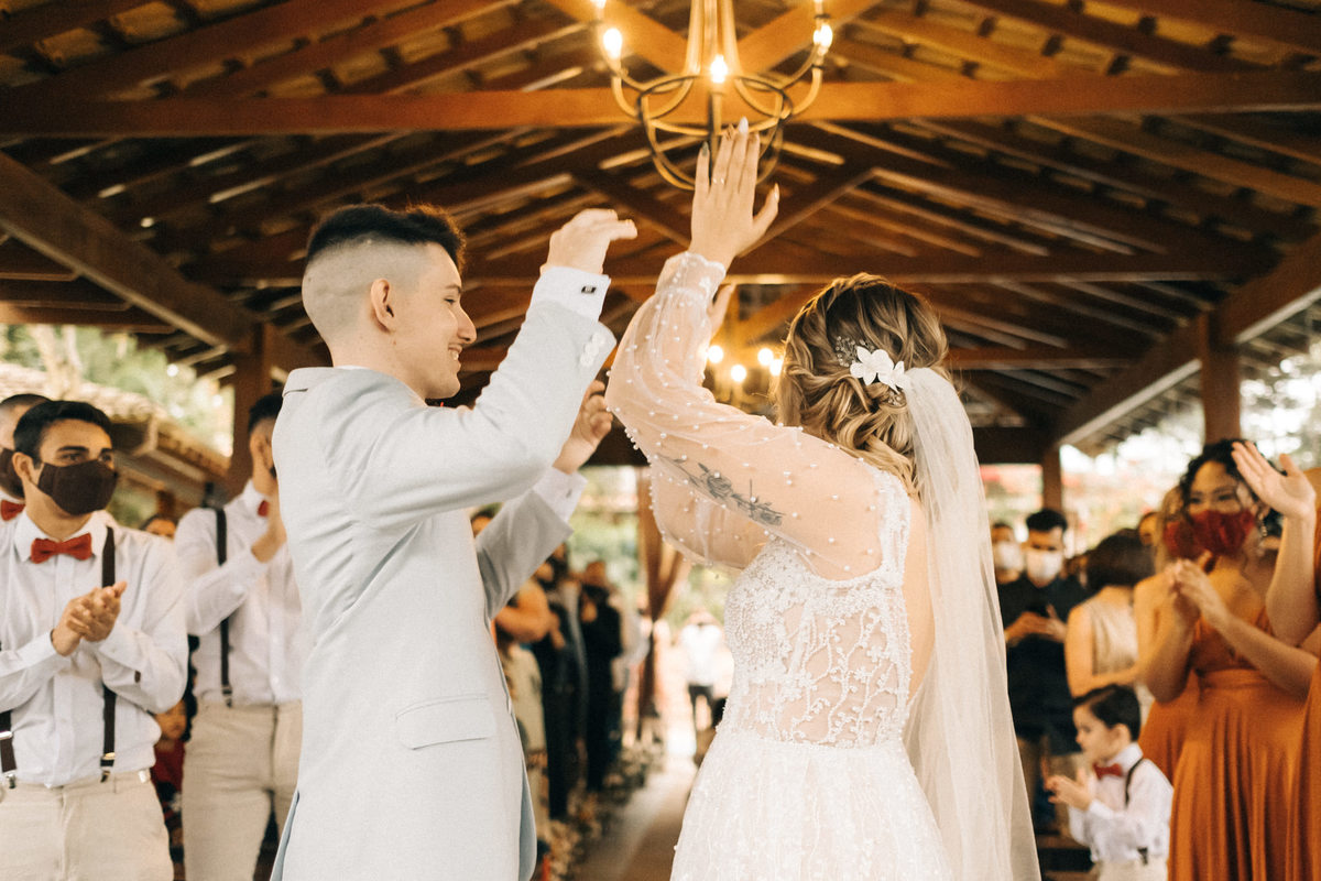 casamento diurno de dia gramado taubate sao Paulo casa giardino Mogi das Cruzes  espaço verde vale alva fotografia vestido fluído por do sol Maison decorações boho ensaio de casal casamento emocionante troca de votos 