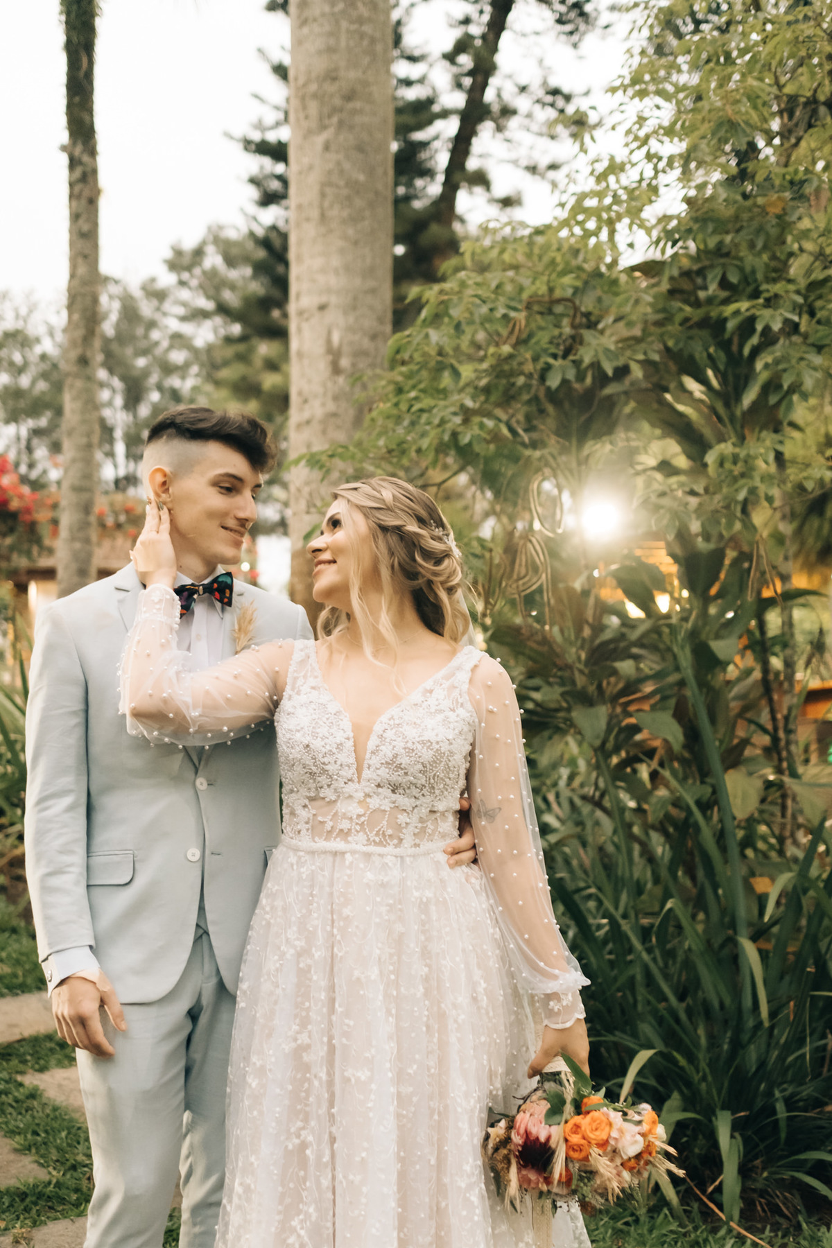 casamento diurno de dia gramado taubate sao Paulo casa giardino Mogi das Cruzes  espaço verde vale alva fotografia vestido fluído por do sol Maison decorações boho ensaio de casal casamento emocionante troca de votos 