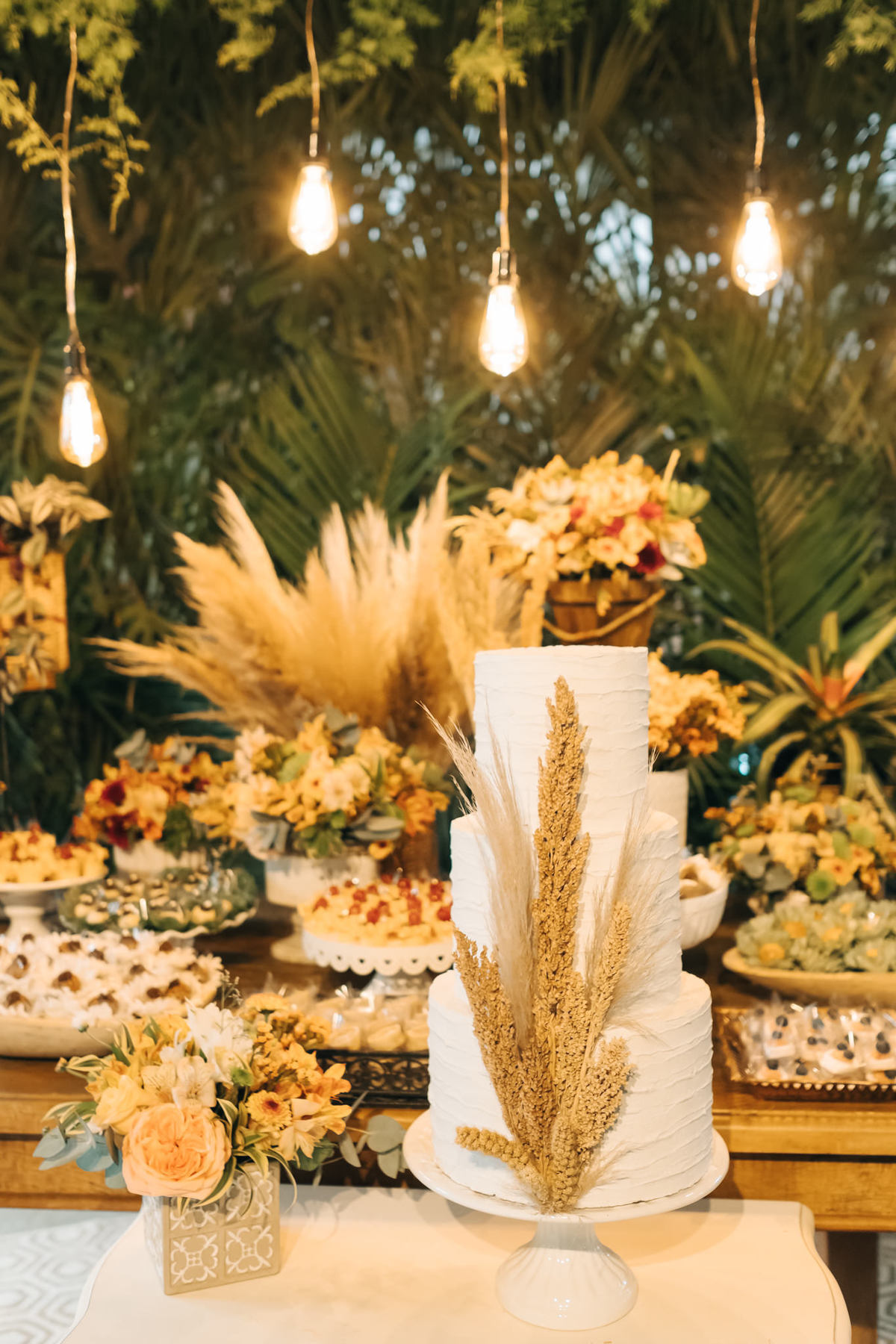 casamento diurno de dia gramado taubate sao Paulo casa gardunho espaço verde vale alva fotografia vestido fluído por do sol Maison decorações boho 