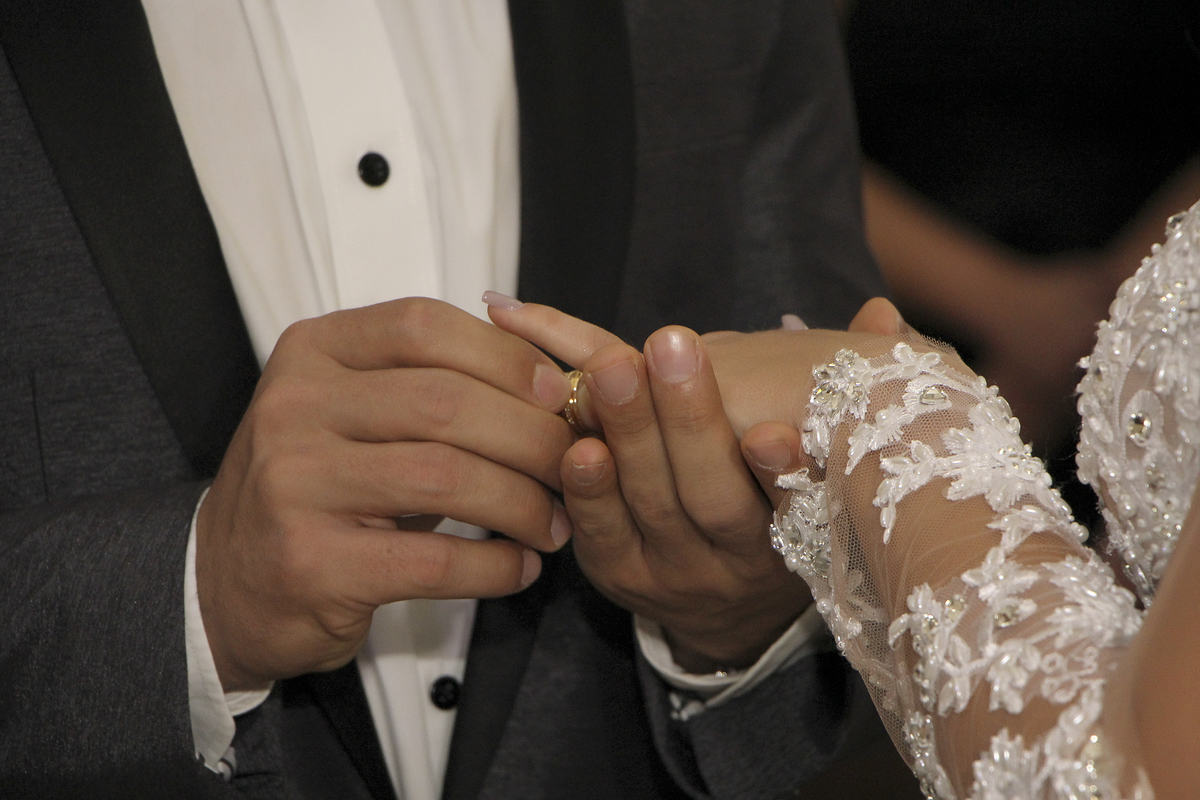 noivo colocando a aliança