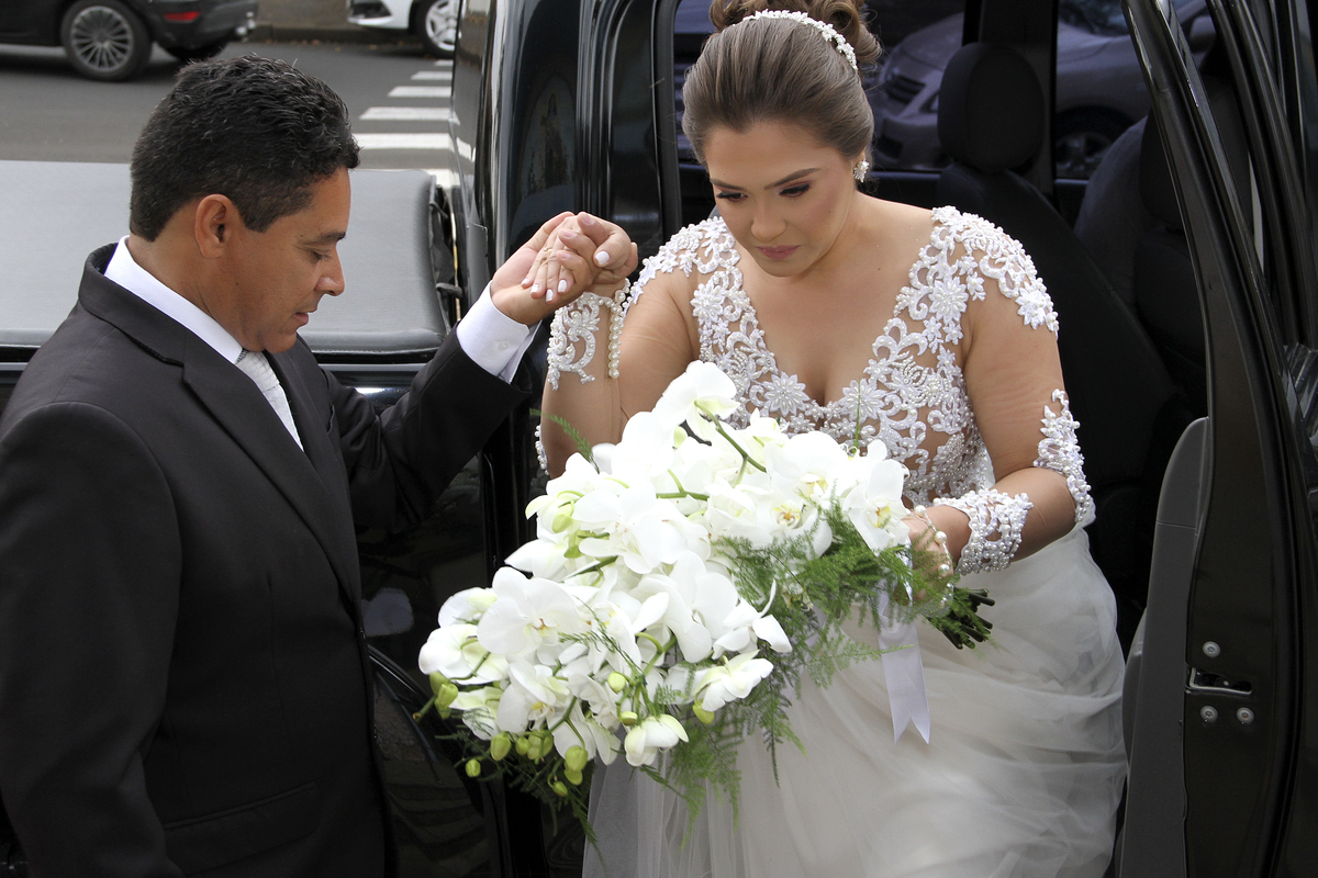 #noiva chegando na igreja com seu pai