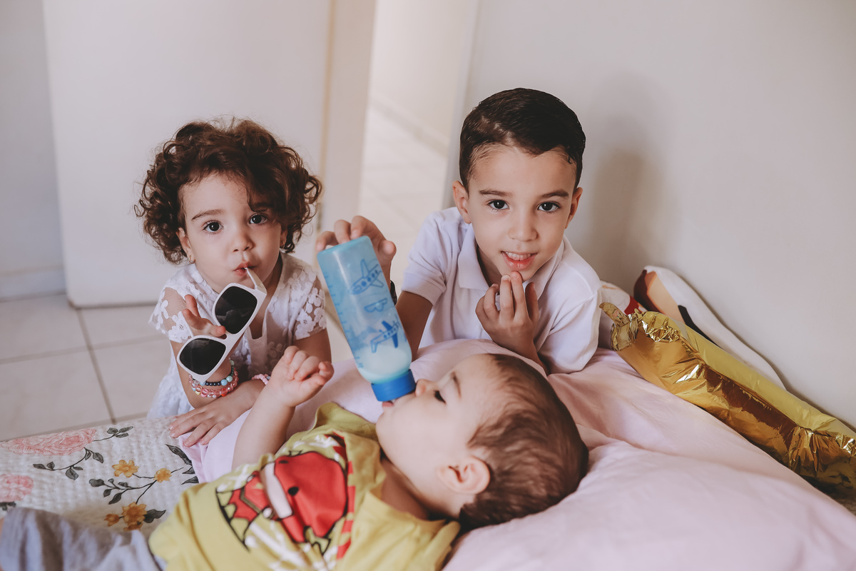 todo mundo ajuda, enquanto a mãe termina de se arrumar para nossa sessão