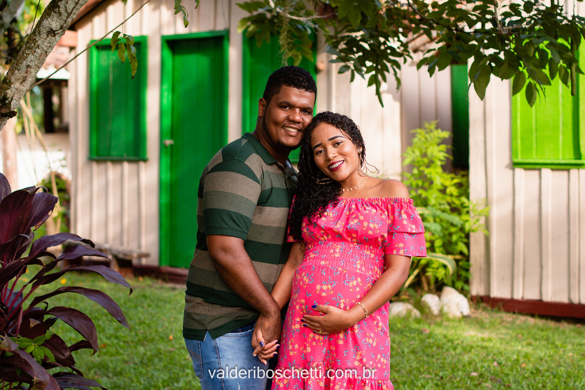 Carinho e amor demonstrado pela mamão e pelo papai no ensaio fotográfico