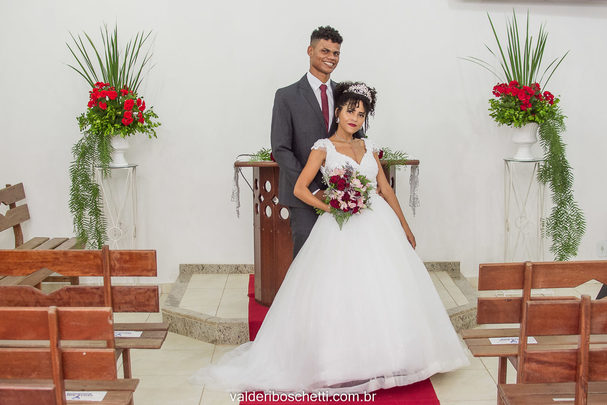 Foto dos noivos Cris e Ediney ao final do casamento realizado na Igreja Maranata em Nova Lidice - Medeiros Neto - BA
Fotografia Valderi Boschetti