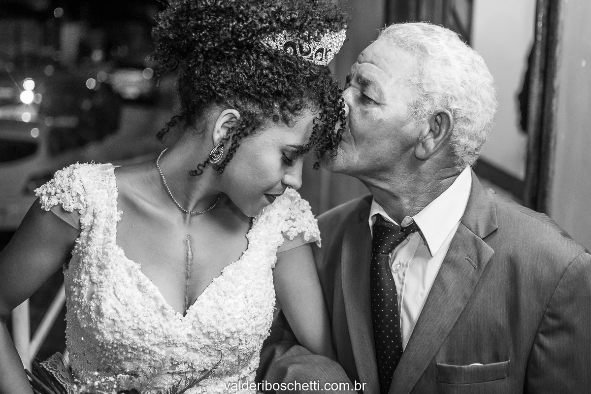 Foto da noiva Cris e seu avó entrando no seu casamento realizado na Igreja Maranata em Nova Lidice - Medeiros Neto - BA
Fotografia Valderi Boschetti