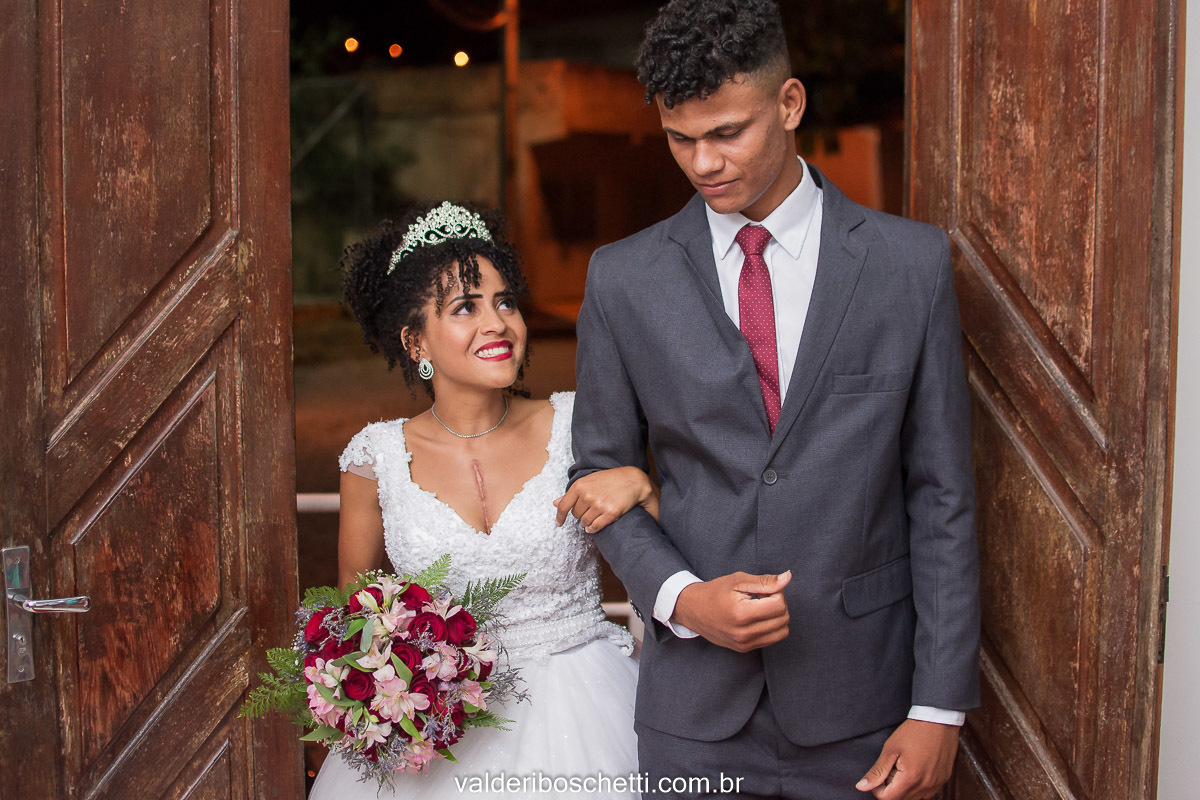 Foto dos noivos Cris e Ediney entrando no seu casamento realizado na Igreja Maranata em Nova Lidice - Medeiros Neto - BA
Fotografia Valderi Boschetti