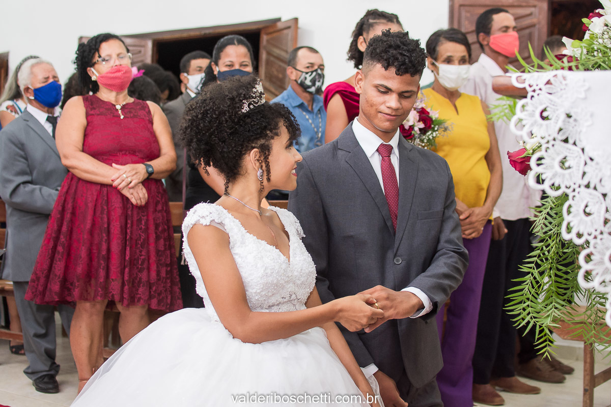 Foto dos noivos Cris e Ediney trocando alianças no casamento realizado na Igreja Maranata em Nova Lidice - Medeiros Neto - BA
Fotografia Valderi Boschetti
