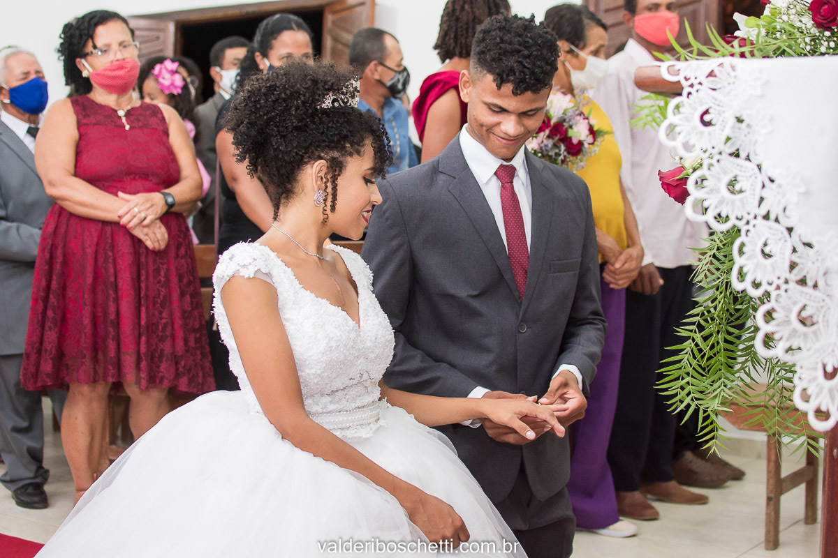 Foto dos noivos Cris e Ediney trocando alianças no casamento realizado na Igreja Maranata em Nova Lidice - Medeiros Neto - BA
Fotografia Valderi Boschetti