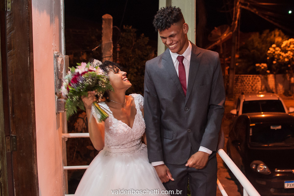 Foto dos noivos felizes na saída do casamento com o buquê de flores na mão Foto dos noivos Cris e Ediney trocando alianças no casamento realizado na Igreja Maranata em Nova Lidice - Medeiros Neto - BA
Fotografia Valderi Boschetti