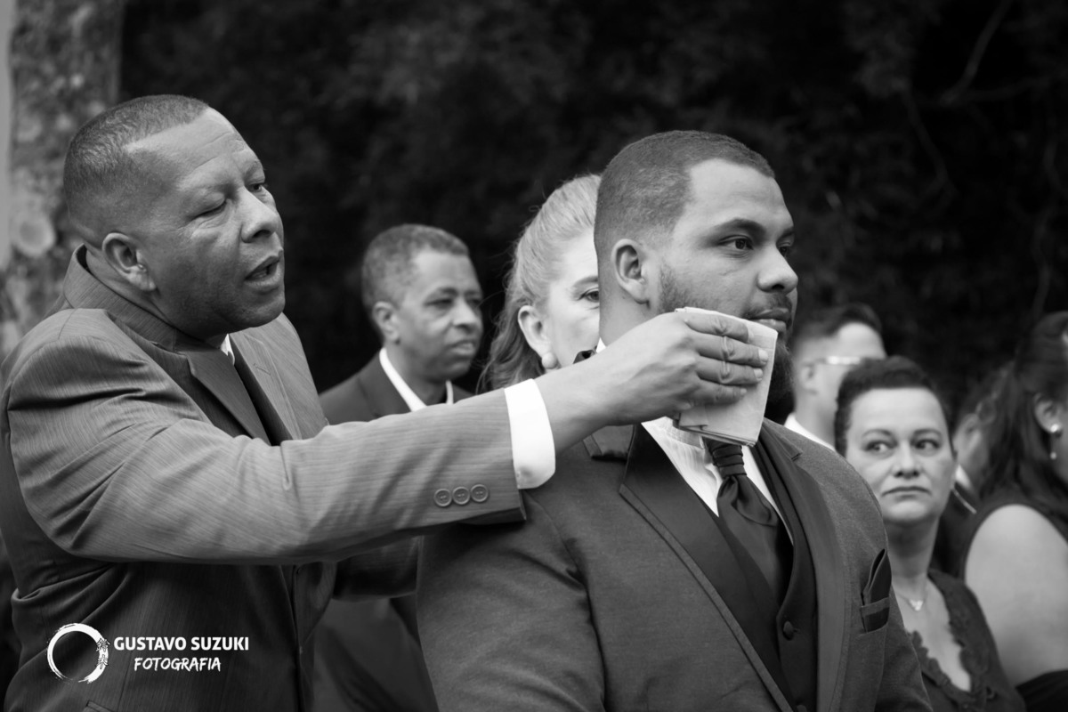 noivo babão ajudado pelo pai preto e branco