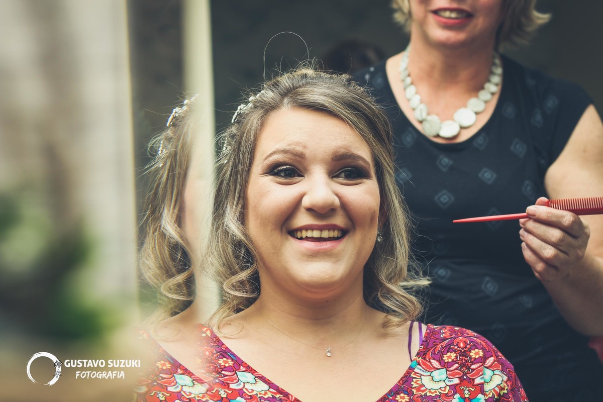 noiva cabelo arrumando dia da noiva sorrindo