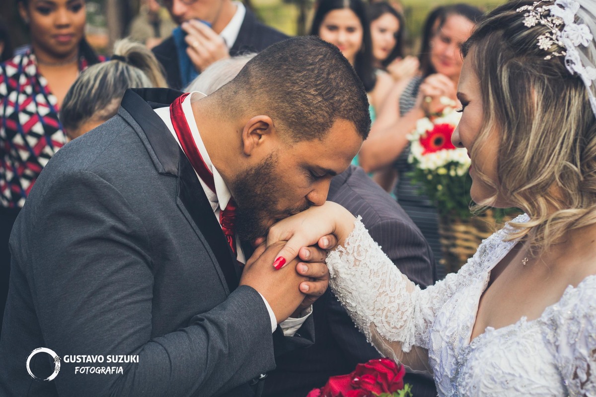 beijo mão noivo colorido
