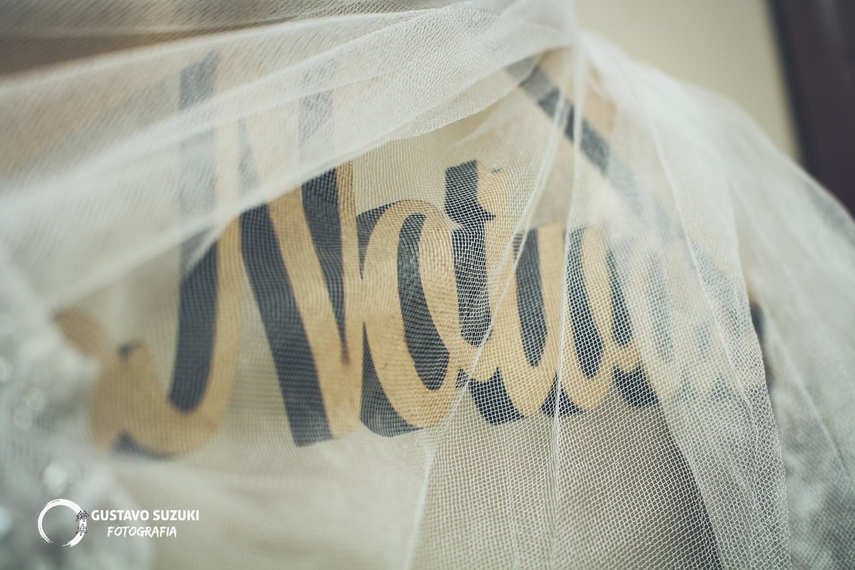 Detalhe do cabide escrito noiva, vestido, parte do tule em cima 