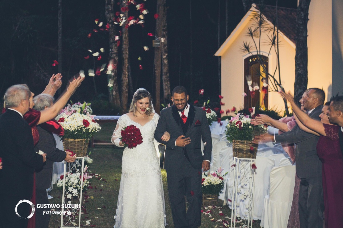 Saída da noiva e do noivo casamento aberto