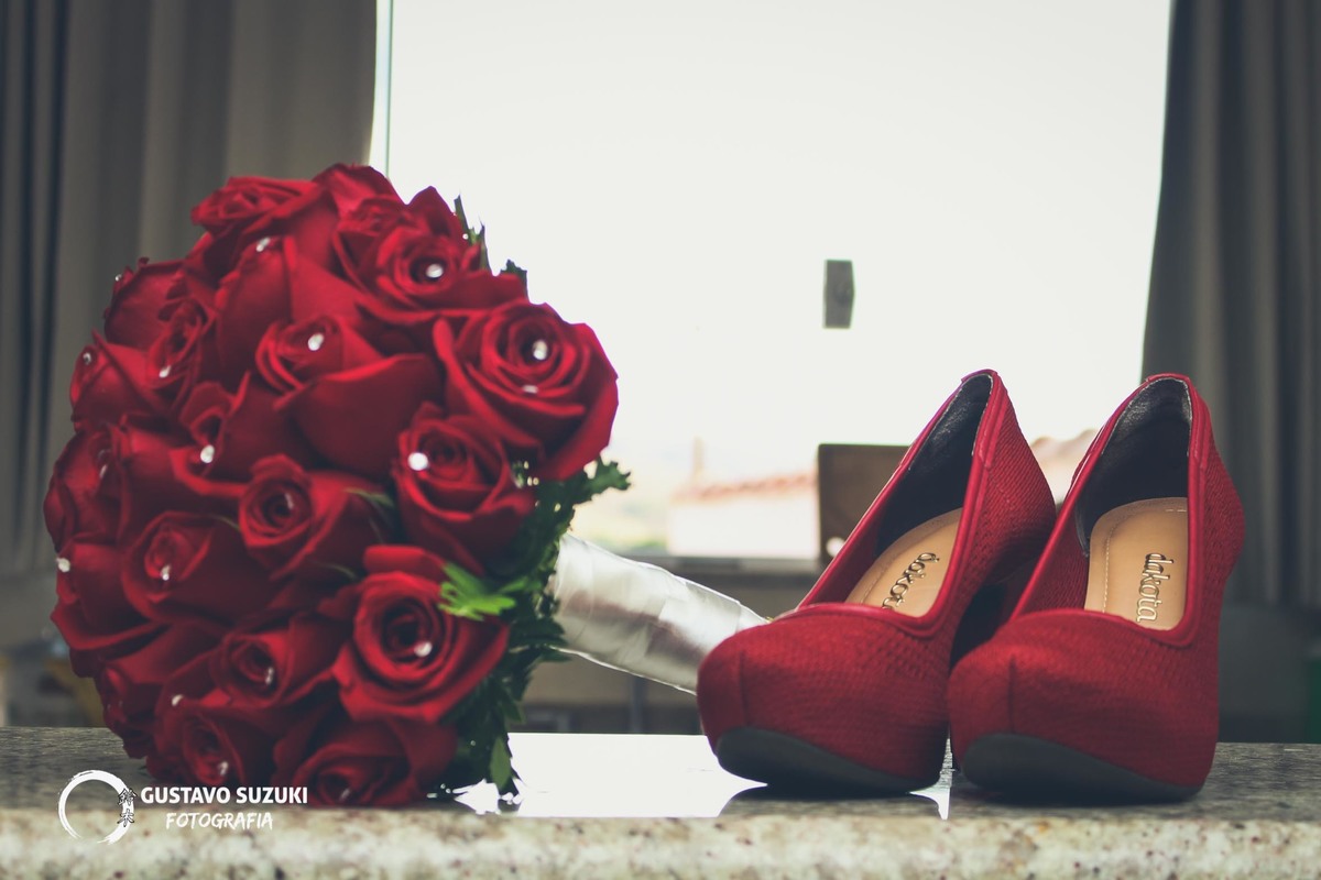 buquet de noiva e sapato da noiva coloridos vermelho
