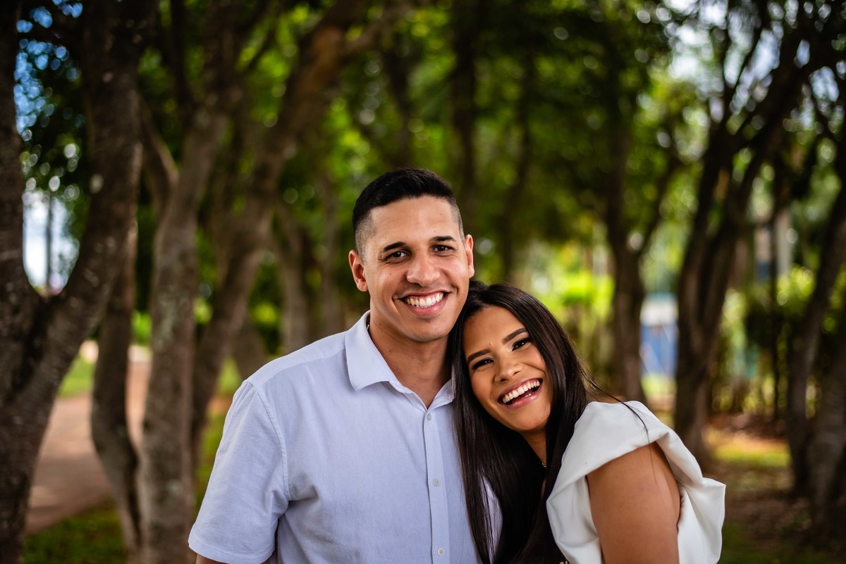 pre-wedding - noivado - namoro -casal  feliz - ensaio de casal - casa e branco