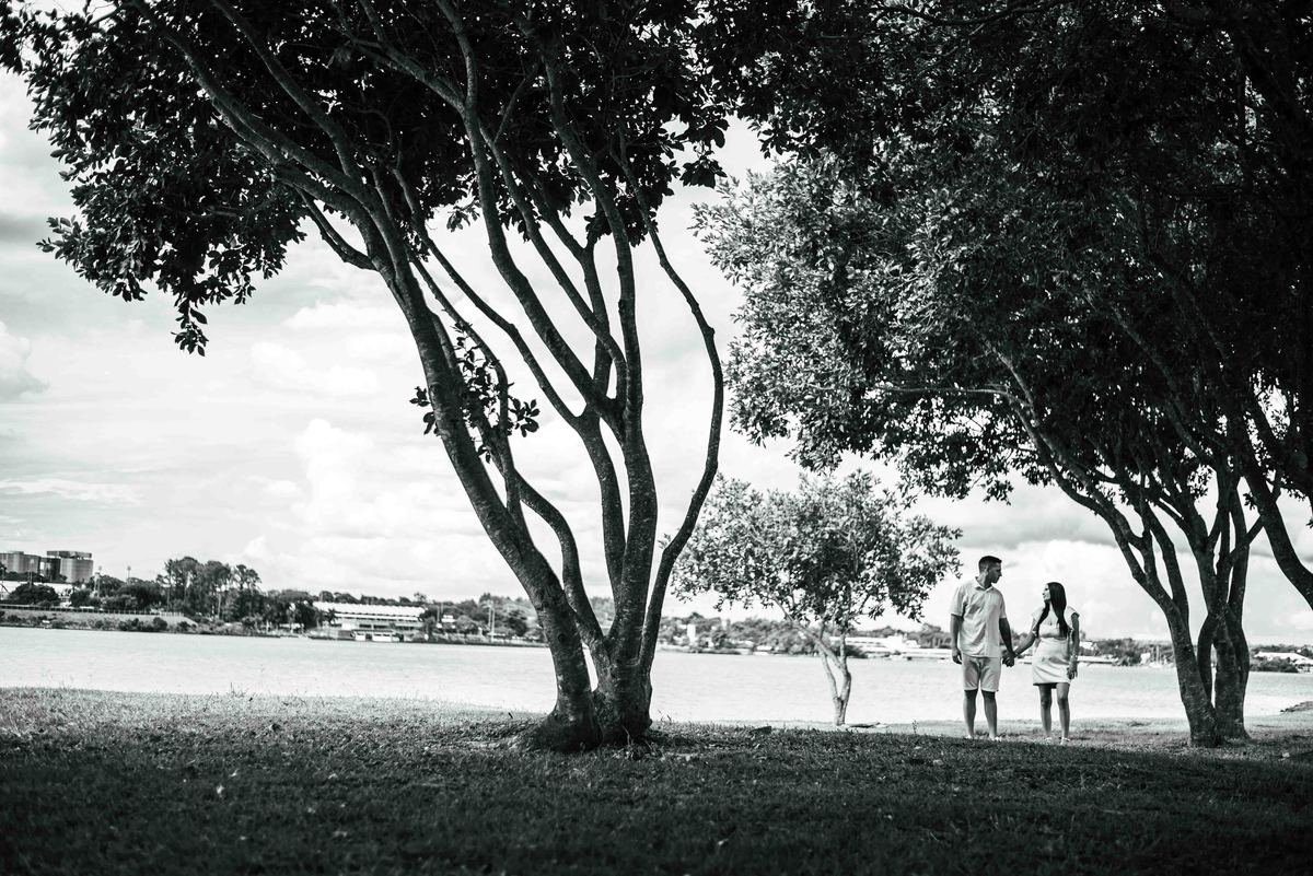 pre-wedding - noivado - namoro -casal  feliz - ensaio de casal - casa e branco