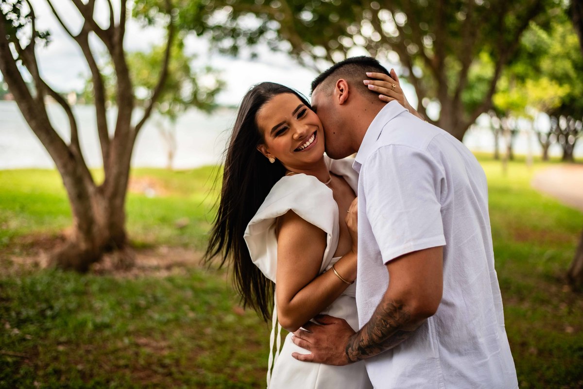pre-wedding - noivado - namoro -casal  feliz - ensaio de casal - casa e branco