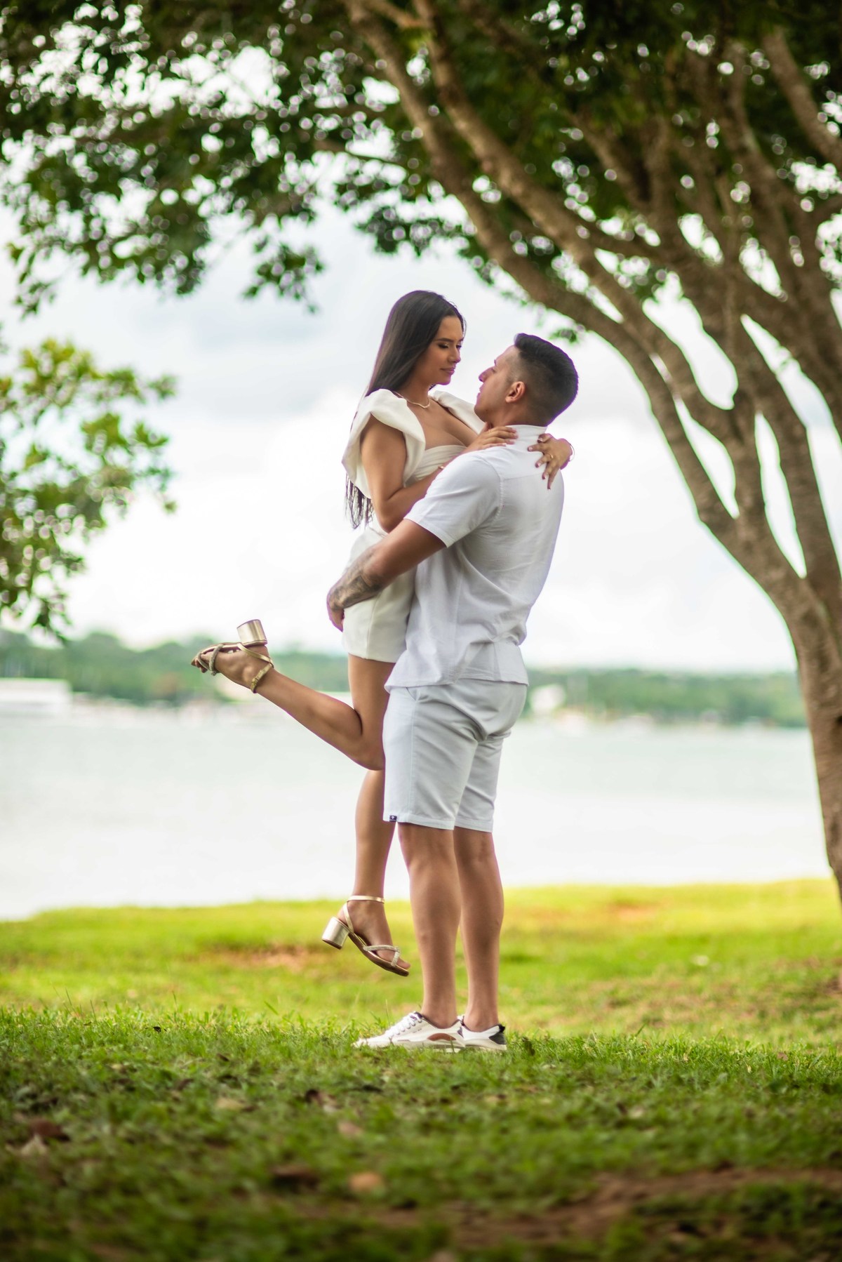 pre-wedding - noivado - namoro -casal  feliz - ensaio de casal - casa e branco