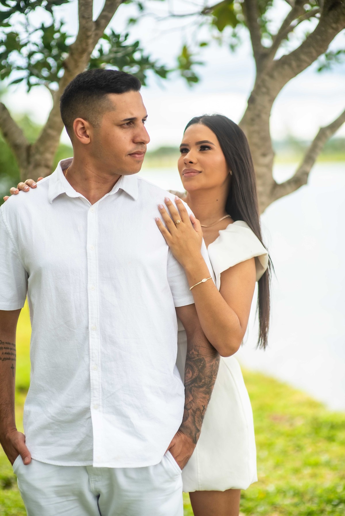 pre-wedding - noivado - namoro -casal  feliz - ensaio de casal - casa e branco