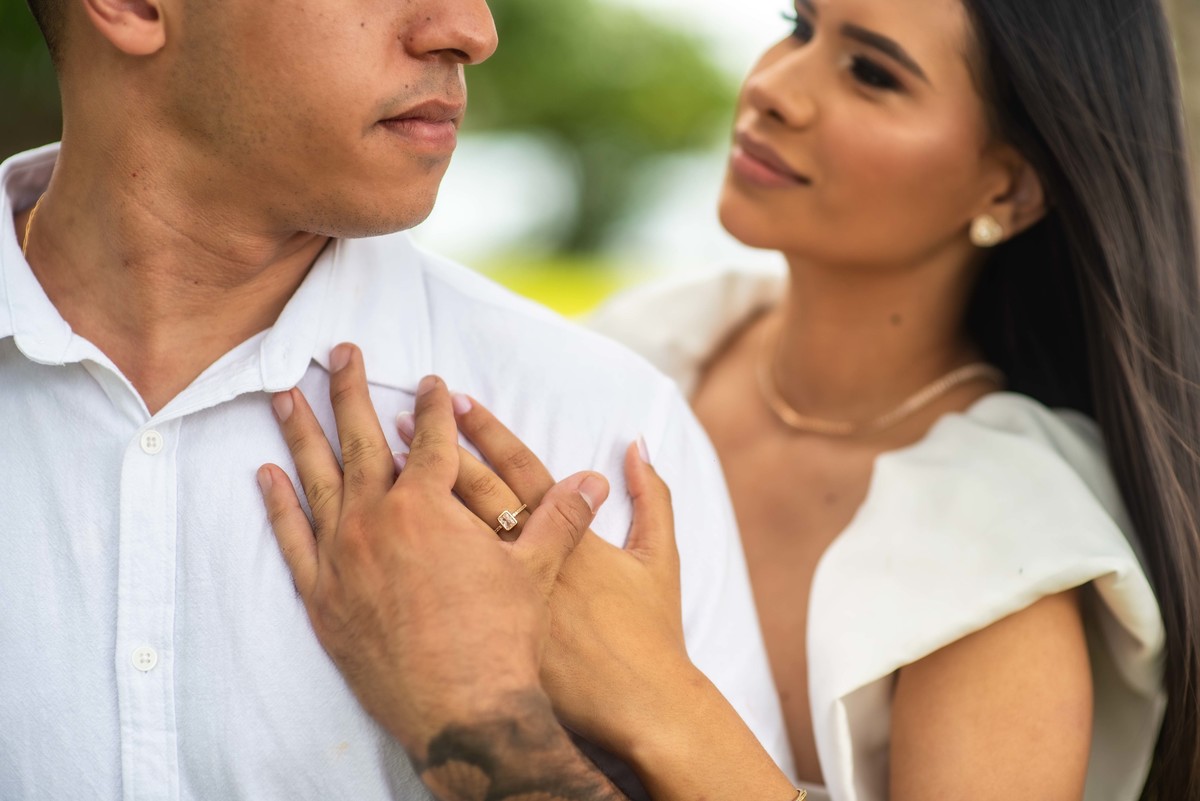 pre-wedding - noivado - namoro -casal  feliz - ensaio de casal - casa e branco