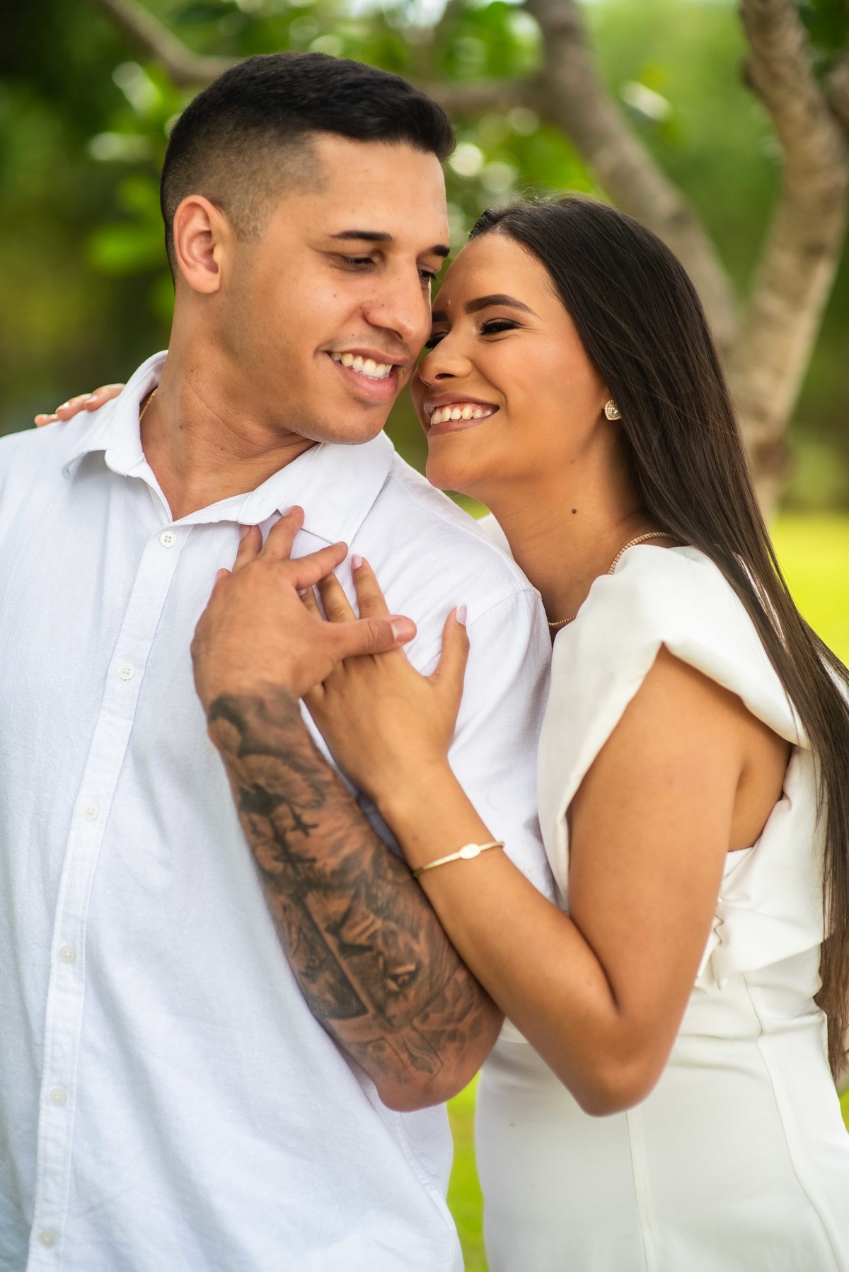 pre-wedding - noivado - namoro -casal  feliz - ensaio de casal - casa e branco