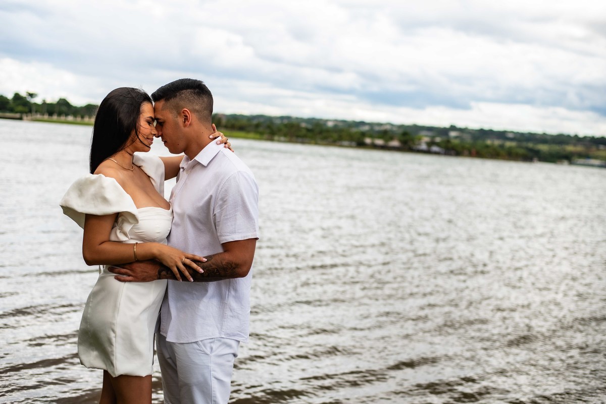 pre-wedding - noivado - namoro -casal  feliz - ensaio de casal - casa e branco