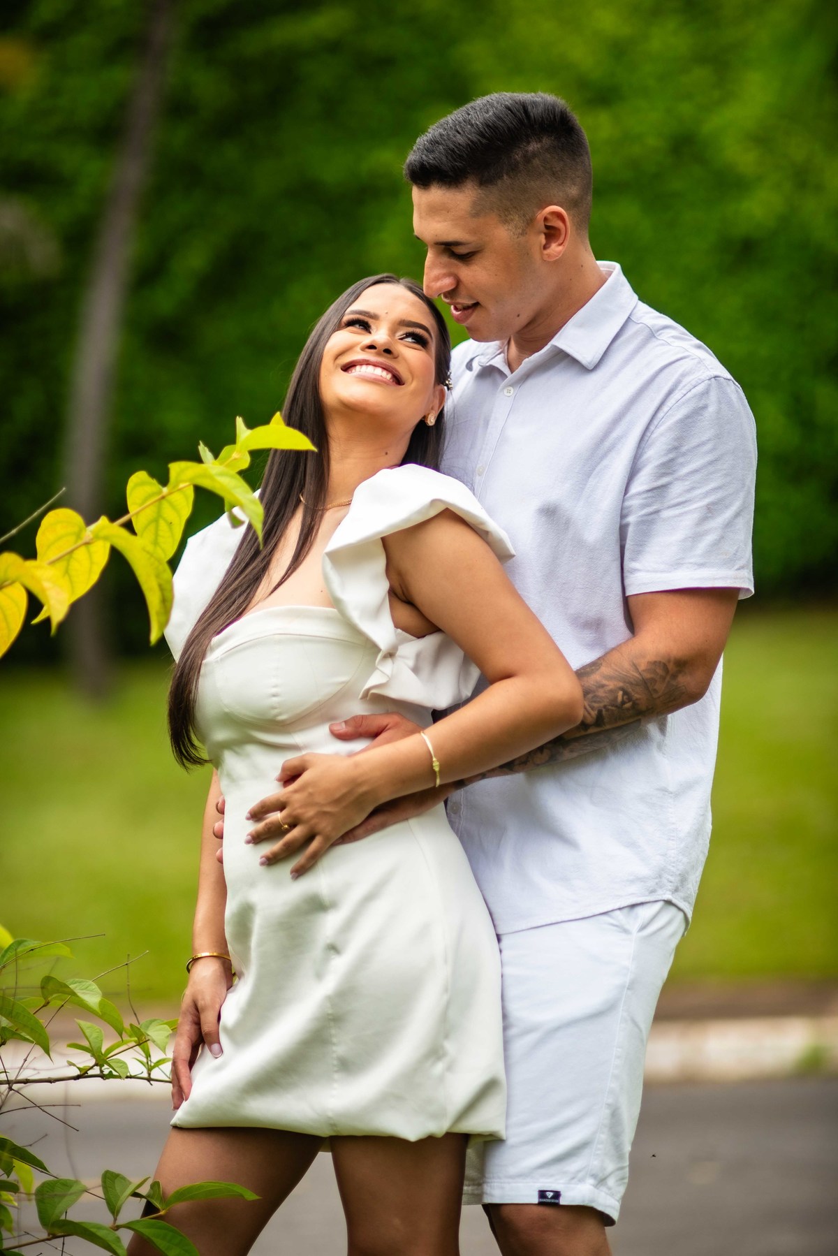 pre-wedding - noivado - namoro -casal  feliz - ensaio de casal - casa e branco