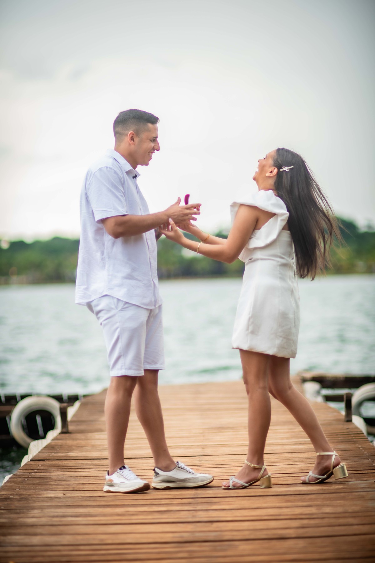 pre-wedding - noivado - namoro -casal  feliz - ensaio de casal - casa e branco