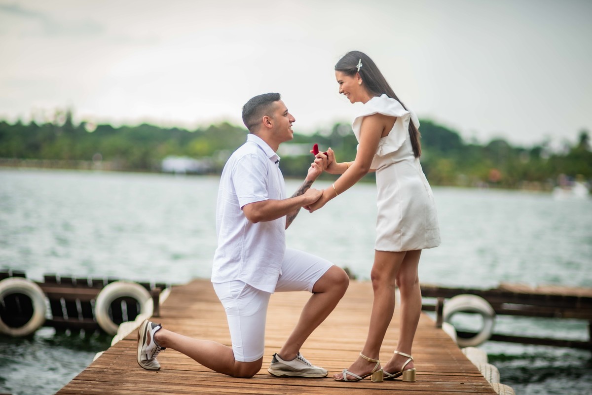 pre-wedding - noivado - namoro -casal  feliz - ensaio de casal - casa e branco