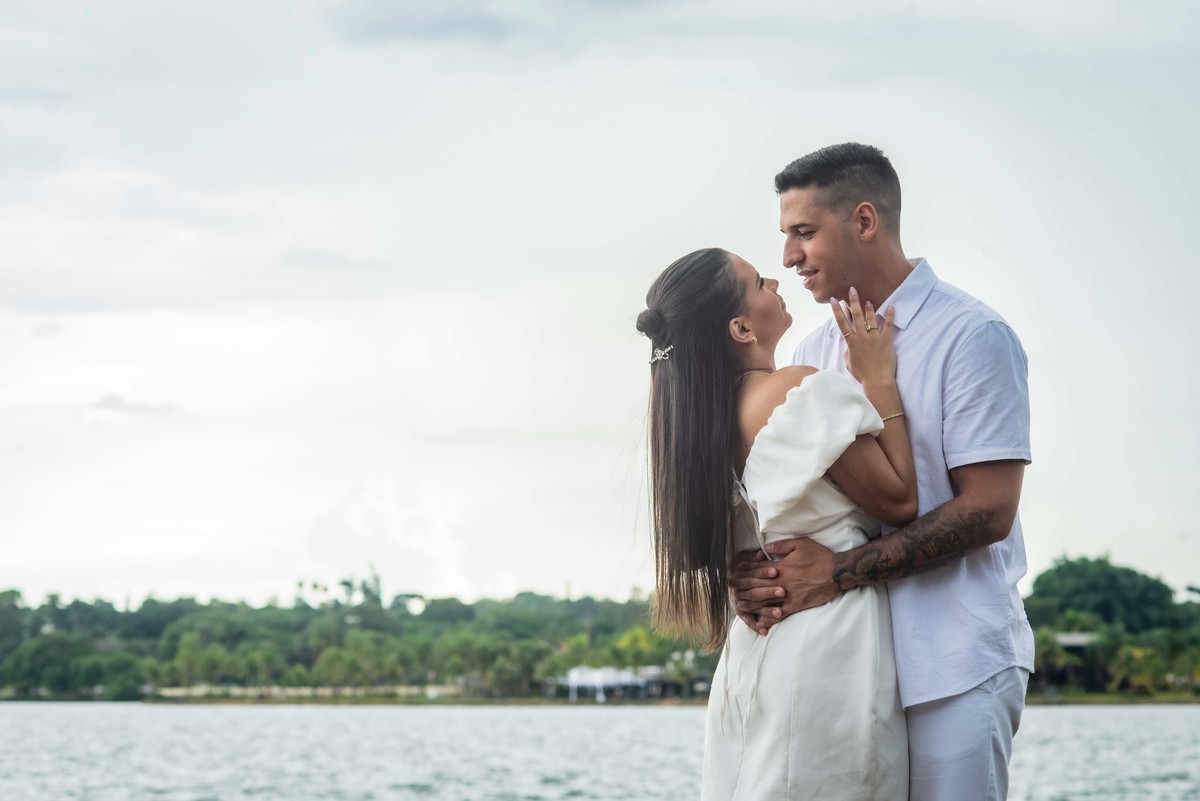 pre-wedding - noivado - namoro -casal  feliz - ensaio de casal - casa e branco  na beira do lago