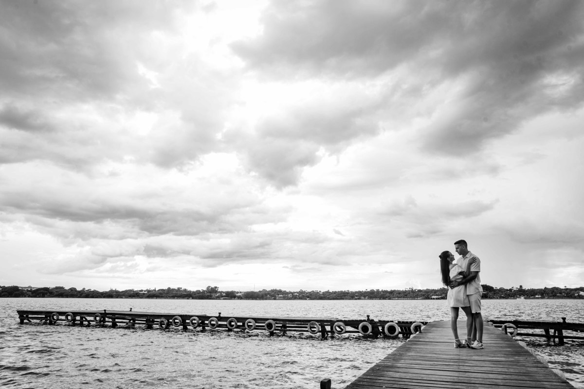 pre-wedding - noivado - namoro -casal  feliz - ensaio de casal - casa e branco  na beira do lago
