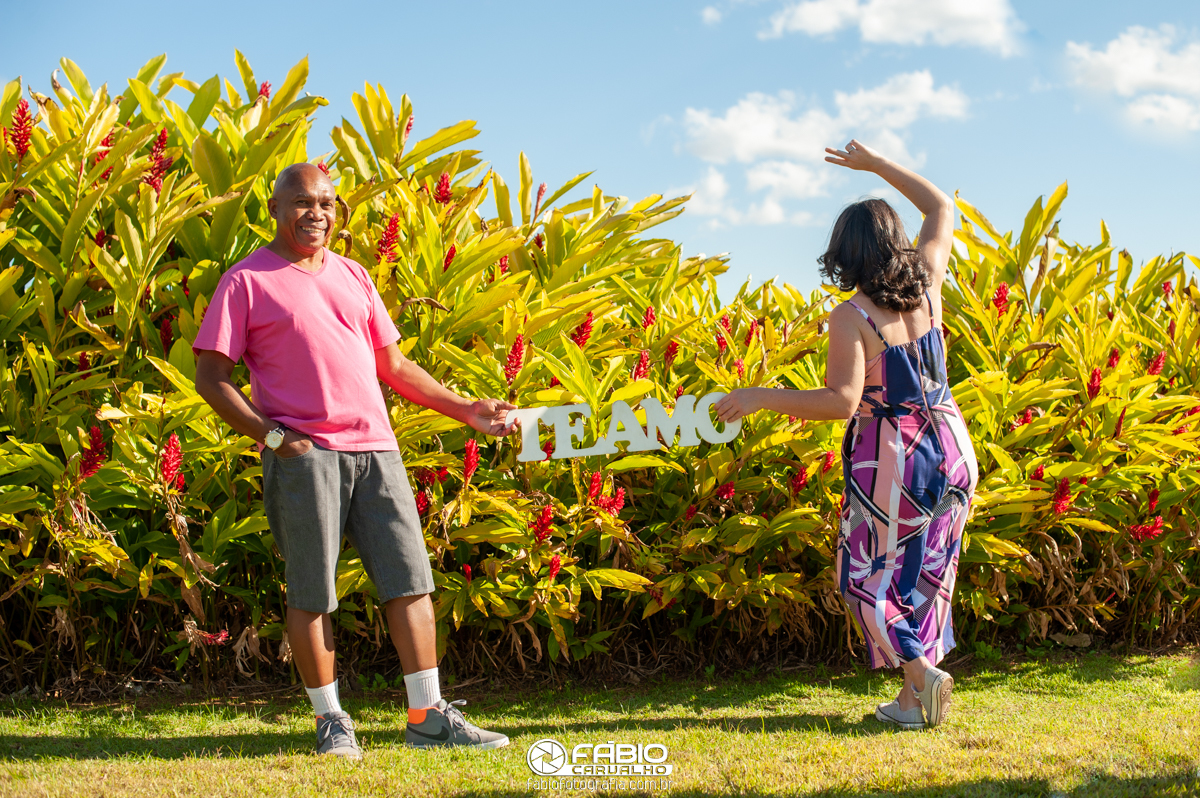ensaio de casal Renata e Elias - pre-wedding Renata e Elias - Alegria - balão do aeroporto de brasília - flores - fundo verde - casamento