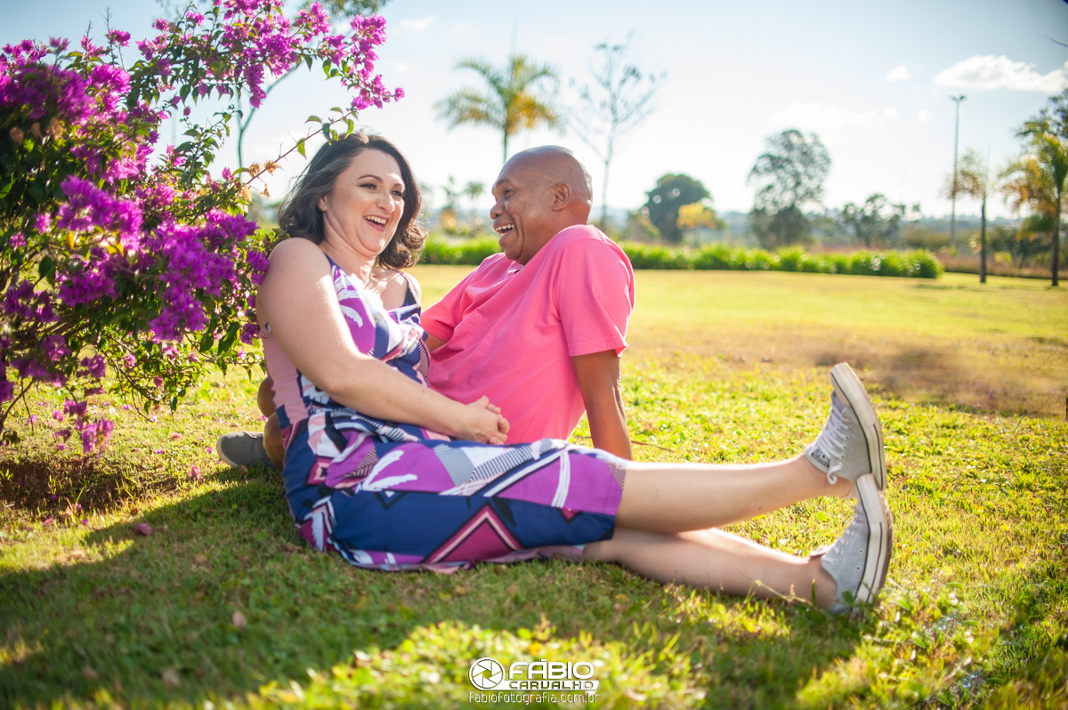 ensaio de casal Renata e Elias  - pre-wedding Renata e Elias - Alegria  - balão do aeroporto de brasília  - flores  - fundo verde  - casamento  - all star