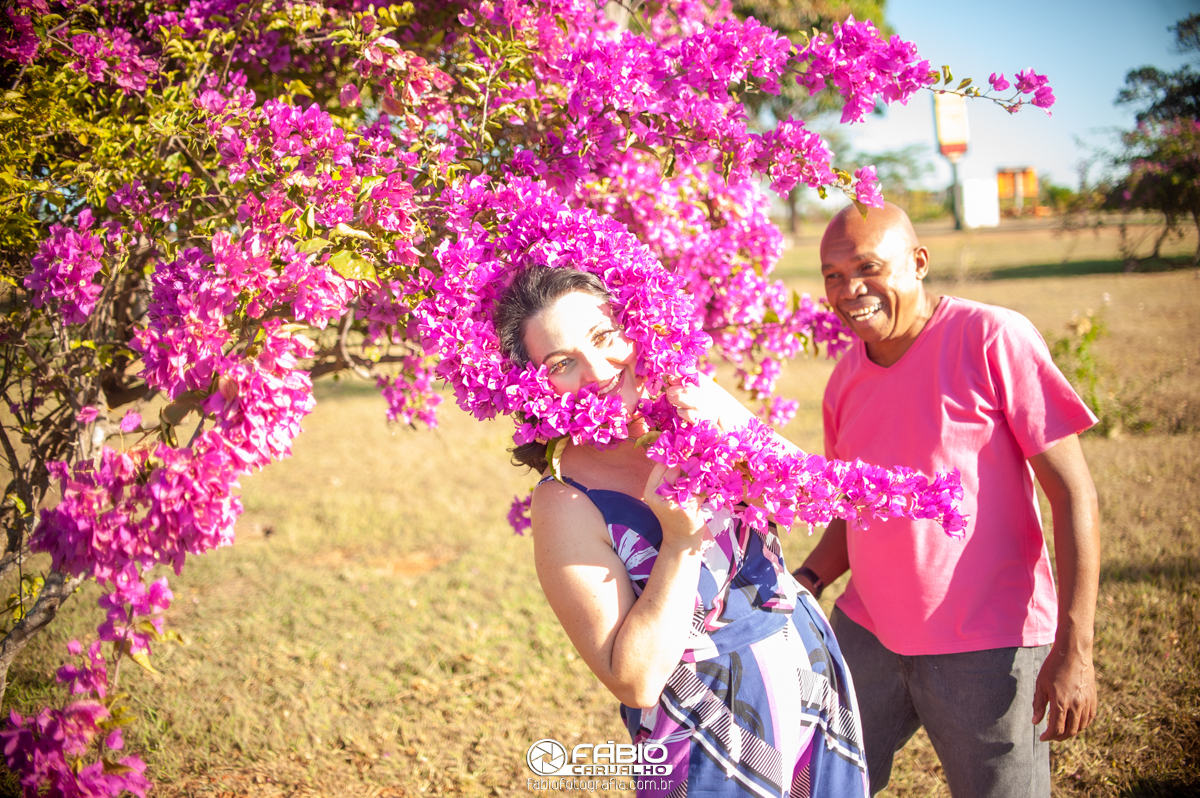 ensaio de casal Renata e Elias  - pre-wedding Renata e Elias - Alegria  - balão do aeroporto de brasília  - flores  - fundo verde  - casamento