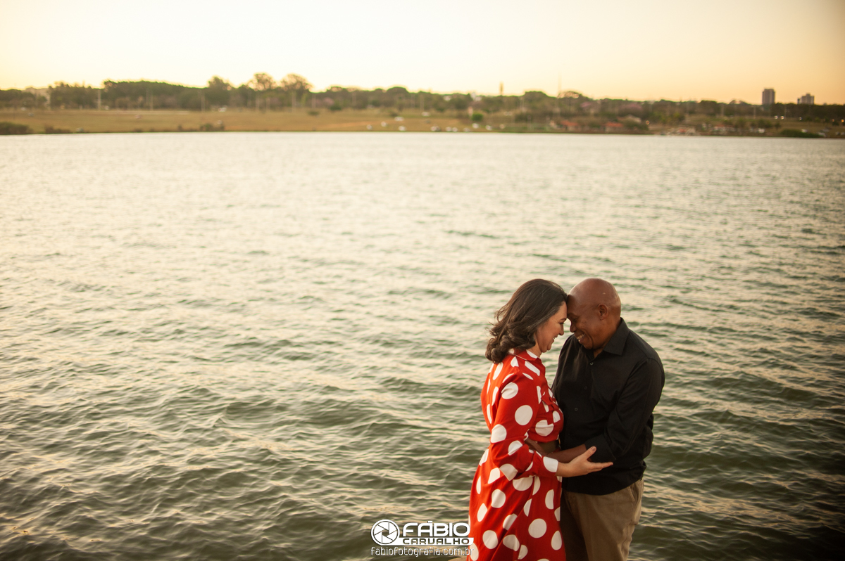 ensaio de casal Renata e Elias  - pre-wedding Renata e Elias - Alegria  - deck gilberto salomão brasília  - pôr do sol  de brasília   - casamento