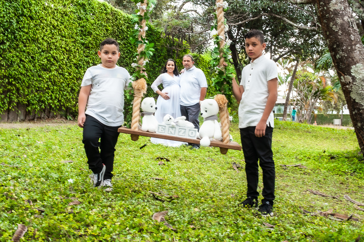 familia- família - gestante   - mãe de meninos - gestante em brasilia - gravida - gestante no gama  df - familia de branco  - enzo - jardim  - balanco  com flores 