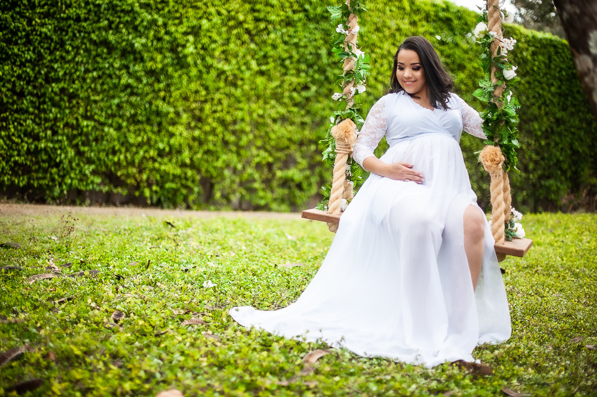 familia- família - gestante   - mãe de meninos - gestante em brasilia - gravida - gestante no gama  df - familia de branco  - enzo - jardim  - balanco  com flores 