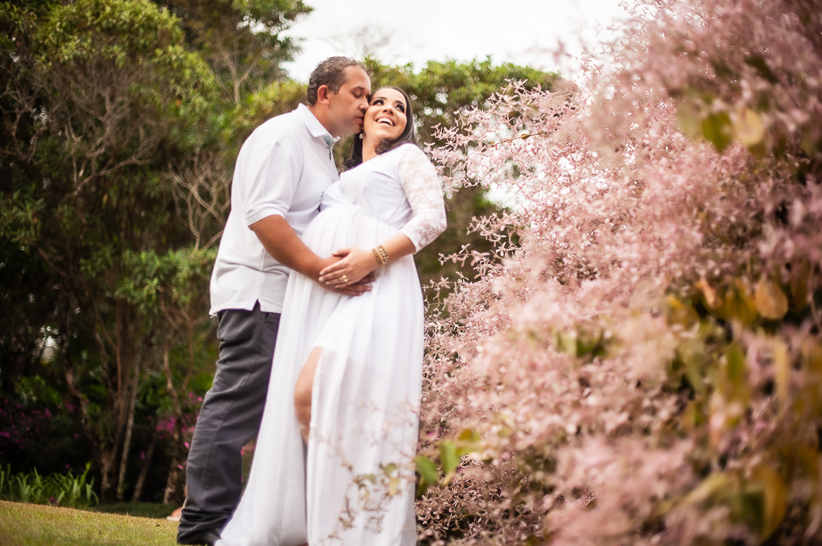 familia- família - gestante   - mãe de meninos - gestante em brasilia - gravida - gestante no gama  df - familia de branco  - enzo - jardim  - balanco  com flores  - vestido branco  fundo rosa 