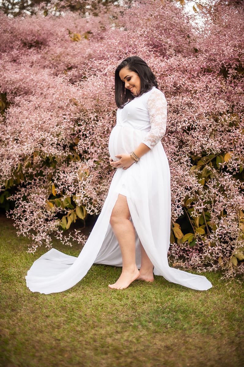 familia- família - gestante   - mãe de meninos - gestante em brasilia - gravida - gestante no gama  df - familia de branco  - enzo - jardim  - balanco  com flores  - vestido branco  fundo rosa 