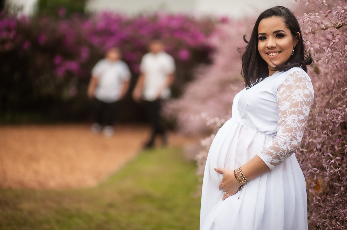familia- família - gestante   - mãe de meninos - gestante em brasilia - gravida - gestante no gama  df - familia de branco  - enzo - jardim  - balanco  com flores  - vestido branco  fundo rosa 