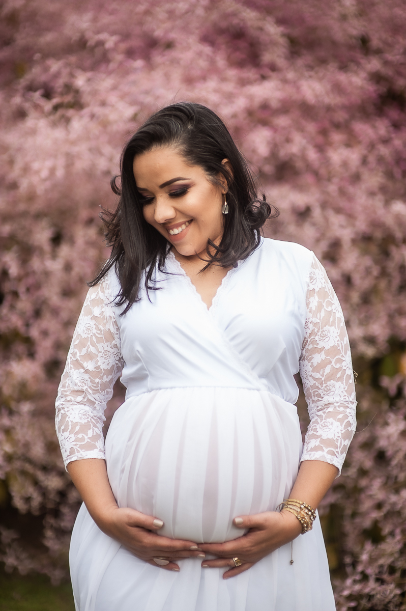 familia- família - gestante   - mãe de meninos - gestante em brasilia - gravida - gestante no gama  df - familia de branco  - enzo - jardim  - balanco  com flores  - vestido branco  fundo rosa 