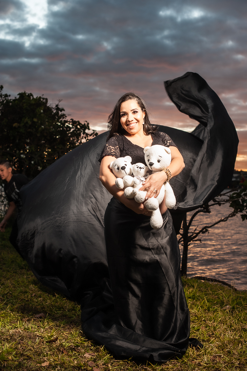 familia- família - gestante   - mãe de meninos - gestante em brasilia - gravida - gestante no gama  df - familia de branco  - enzo - jardim  - balanco  com flores  - vestido preto - por do sol 