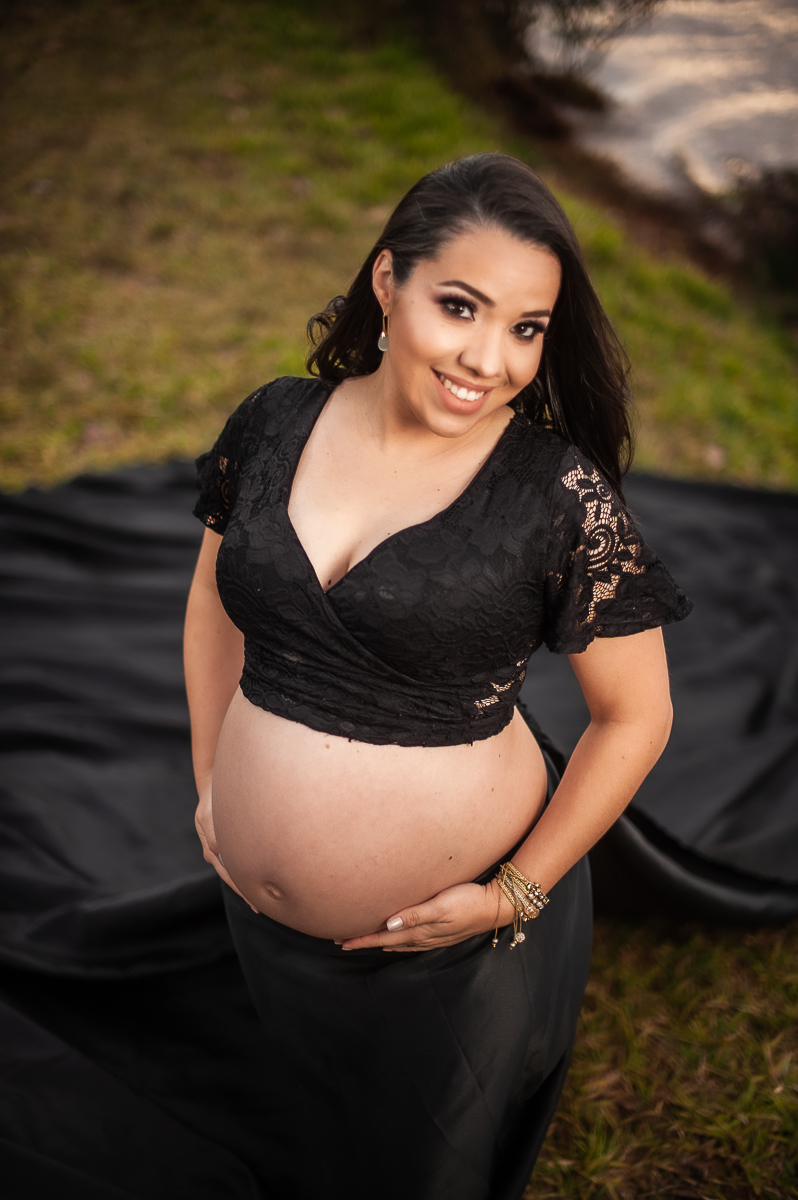 familia- família - gestante   - mãe de meninos - gestante em brasilia - gravida - gestante no gama  df - familia de branco  - enzo - jardim  - balanco  com flores  - vestido preto - por do sol 