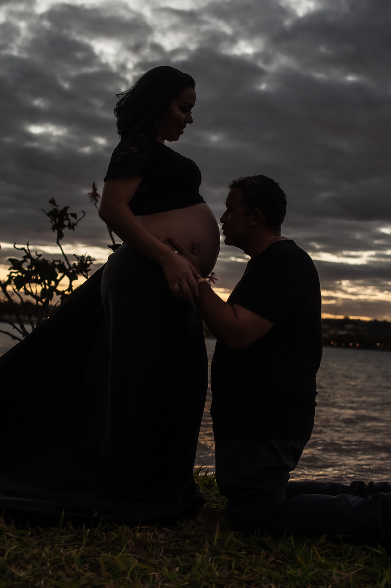 familia- família - gestante   - mãe de meninos - gestante em brasilia - gravida - gestante no gama  df - familia de branco  - enzo - jardim  - balanco  com flores  - vestido preto - por do sol 