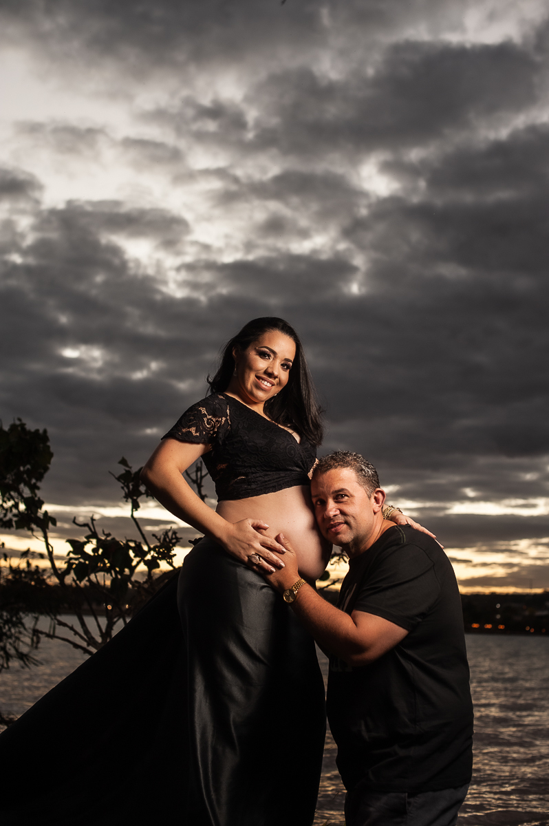 familia- família - gestante   - mãe de meninos - gestante em brasilia - gravida - gestante no gama  df - familia de branco  - enzo - jardim  - balanco  com flores  - vestido preto - por do sol 