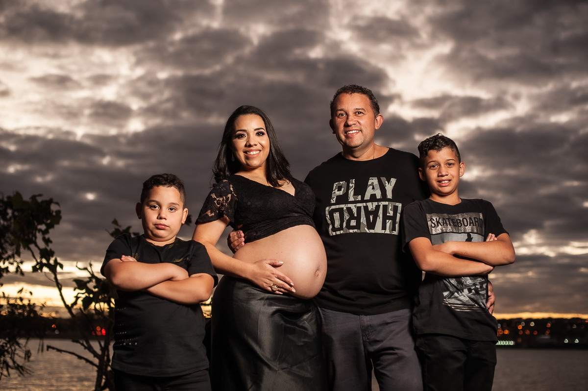 familia- família - gestante   - mãe de meninos - gestante em brasilia - gravida - gestante no gama  df - familia de branco  - enzo - jardim  - balanco  com flores  - vestido preto - por do sol 