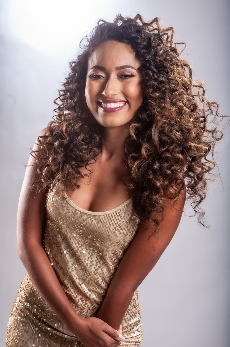 retrato feminino - modelo - sorriso e mulher - mulher linda - vestido dourado - cachos  - morena brasileira - retrato profissional - studio fotografico- studio no gama  