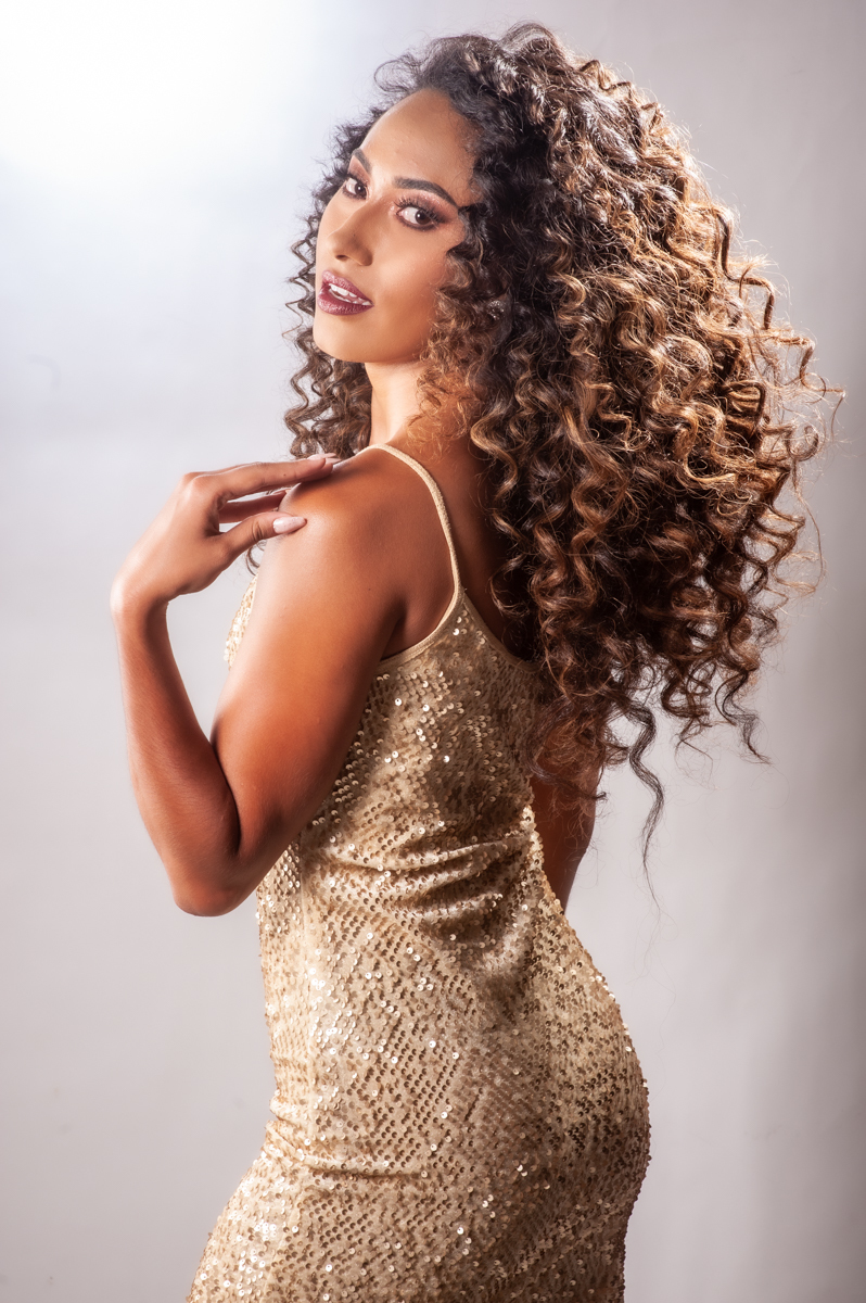 retrato feminino - modelo - sorriso e mulher - mulher linda - vestido dourado - cachos  - morena brasileira - retrato profissional - studio fotografico- studio no gama 